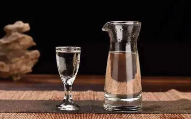 “最严禁酒令”下的烟酒店:销售、利润普降30%-80%,有门店“几天卖不出1瓶酒”